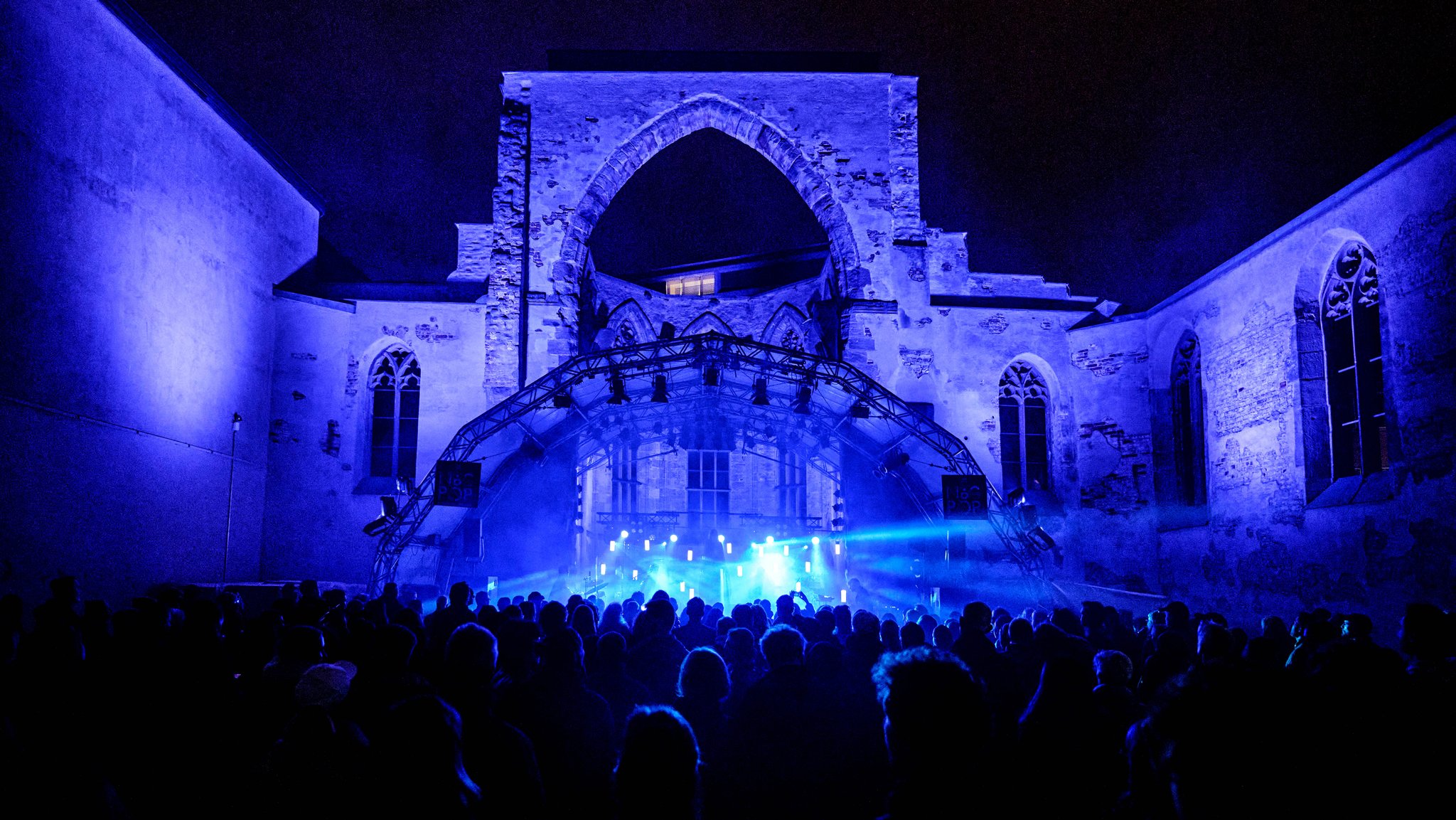 Die Katharinenruine wird beim Musikfestival Nürnberg Pop zur Bühne. Das Bühnenlicht taucht den Ort bei Nacht in eine besondere Lichtstimmung. | Bild: Florian Trykowski Die Katharinenruine wird beim Musikfestival Nürnberg Pop zur Bühne. Das Bühnenlicht taucht den Ort bei Nacht in eine besondere Lichtstimmung.