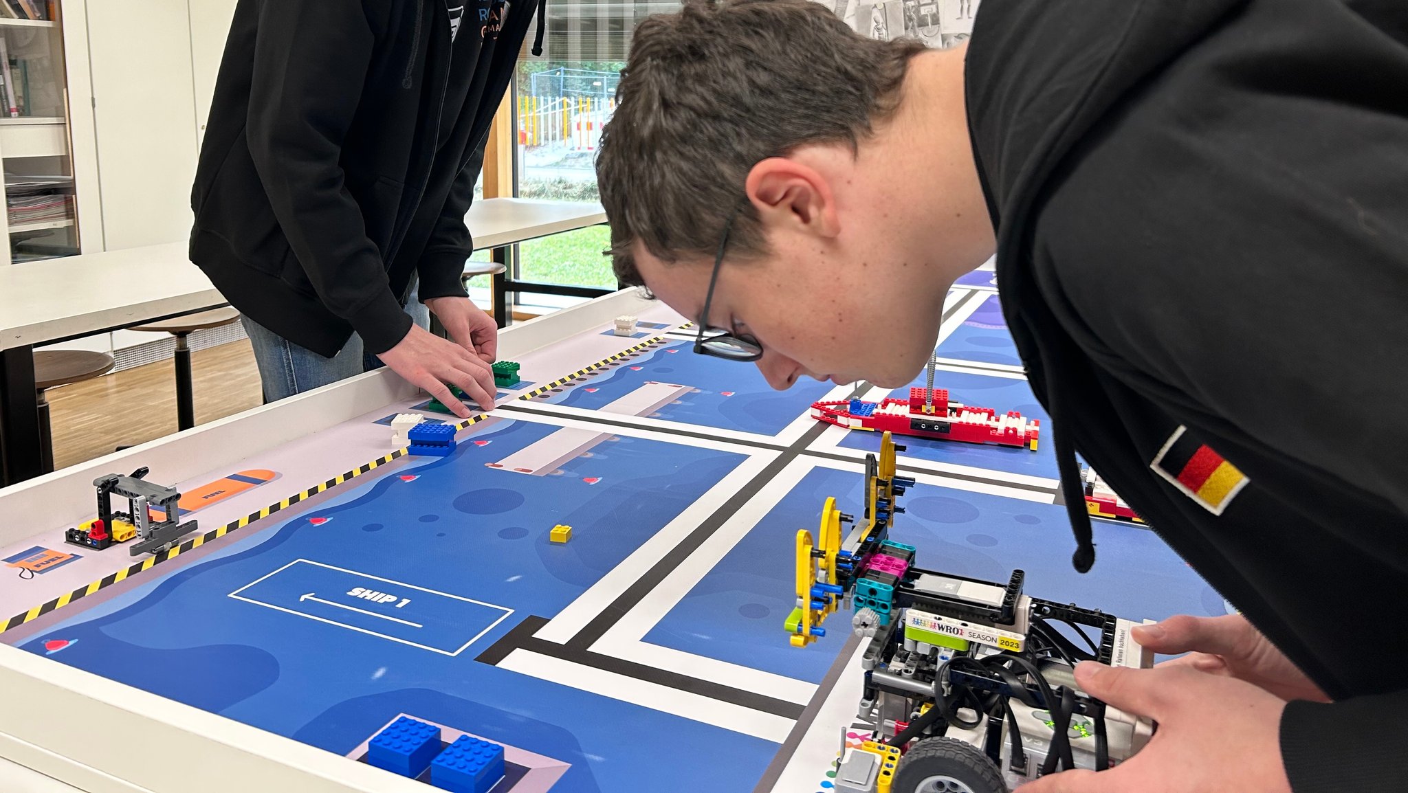 Schüler des Deggendorfer Robert-Koch-Gymnasium bauen Roboter auf einem Spielfeld auf