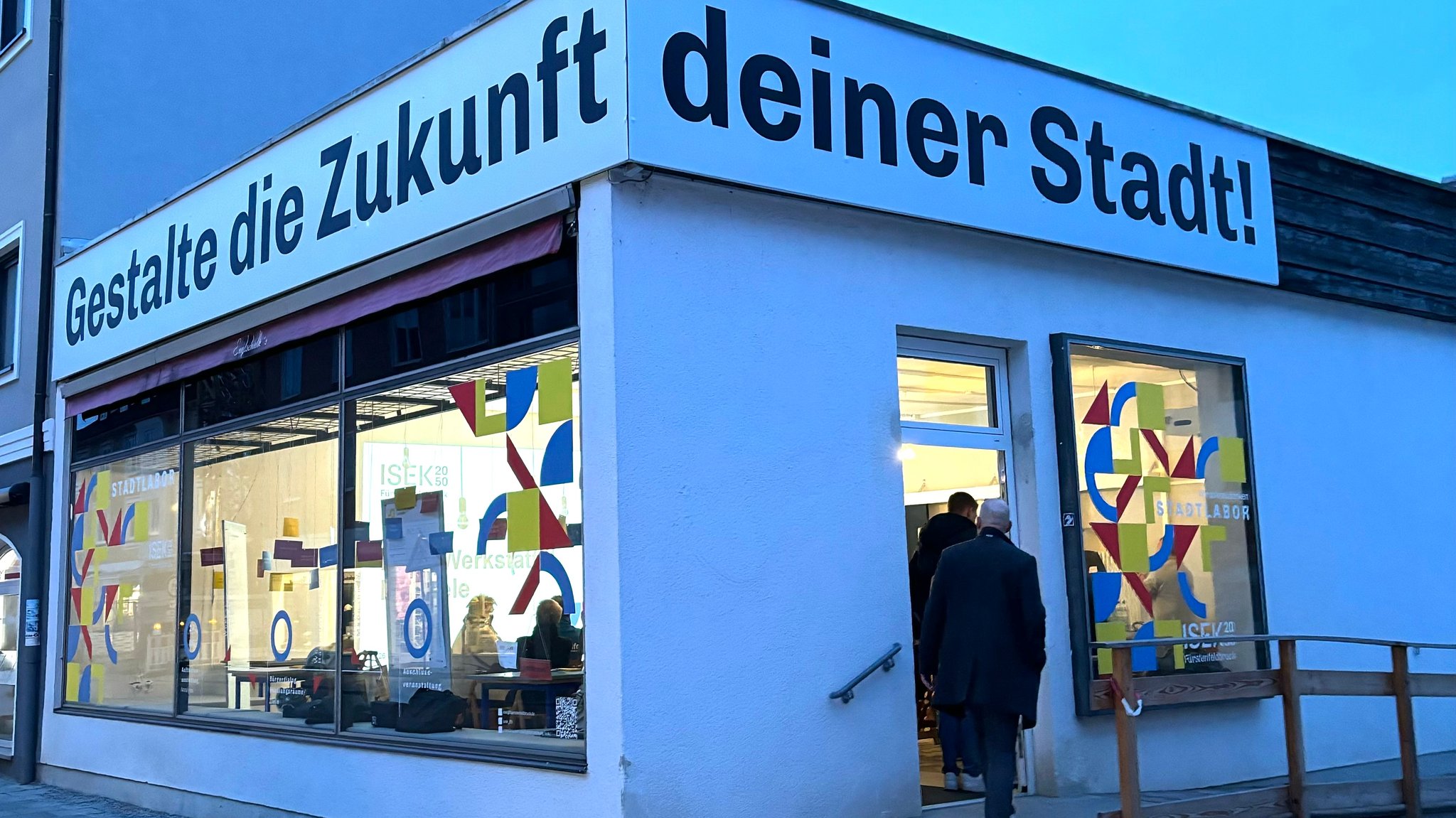 Zu sehen ist ein Gebäude mit der Aufschrift "Gestalte die Zukunft deiner Stadt!"