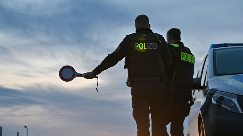 Grenzkontrolle der Bundespolizei (Symbol- und Archivbild) | Bild:dpa-Bildfunk/Patrick Pleul