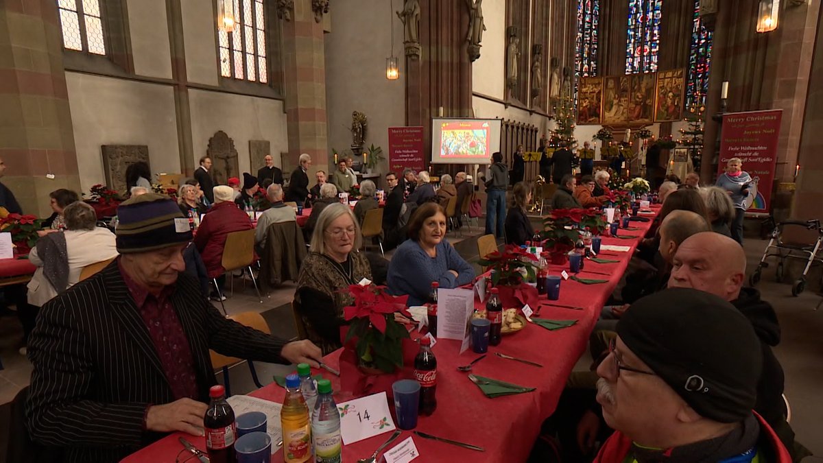 Alleinstehende und bedürftige Menschen treffen sich zum gemeinsamen Weihnachtsessen in der Würzburger Marienkapelle. Eingeladen dazu hatte die christliche Gemeinschaft Sant'Egidio.