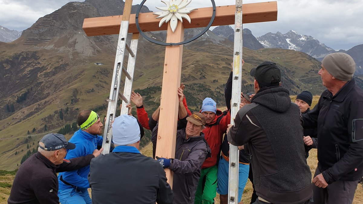 Gemeinsamer Kraftakt: Die Sportler aus Haldenwang haben ein Gipfelkreuz auf dem gleichnamigen Berg aufgestellt.