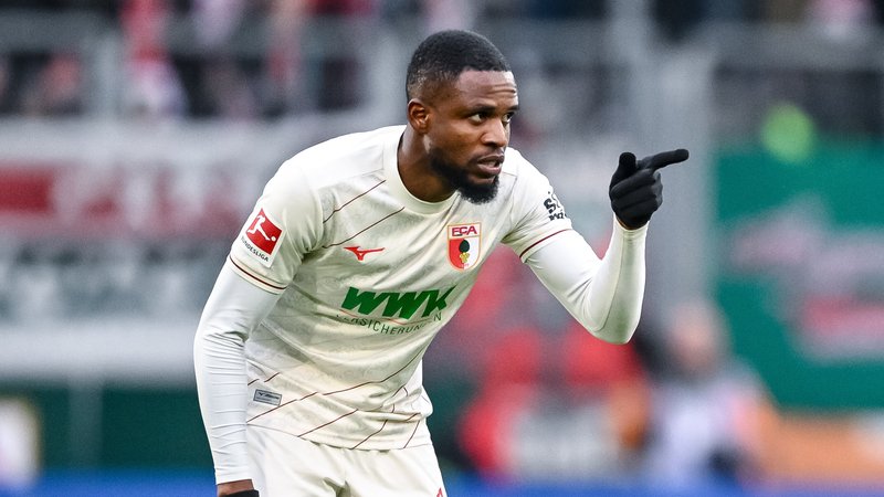 Frank Onyeka vom FC Augsburg | Bild: picture-alliance/dpa Frank Onyeka vom FC Augsburg