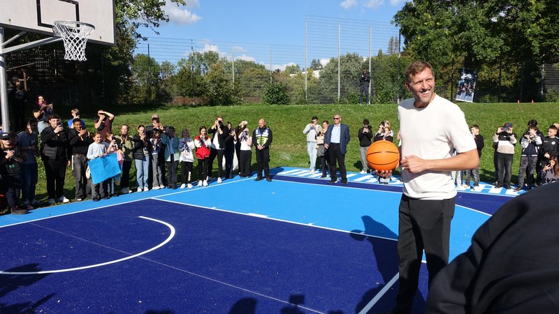 Der frisch renovierte Basketball-Platz der Gustav-Walle-Schule wurde von Dirk Nowitzki eingeweiht. | Bild: Wolfram Hanke/BR Der frisch renovierte Basketball-Platz der Gustav-Walle-Schule wurde von Dirk Nowitzki eingeweiht.