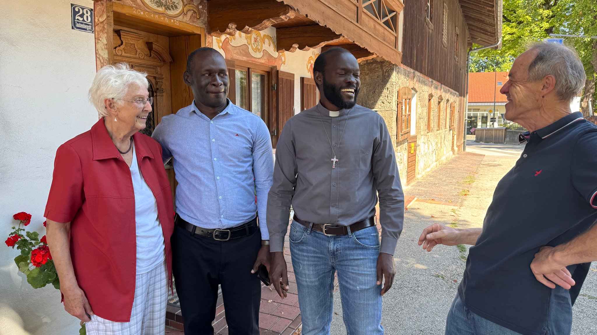 Pfarrer Placid Tuliganyirwa (3. v.l.) aus Uganda macht Urlaubsvertretung im Pfarrverband Holzkirchen-Warngau – und das schon seit 13 Jahren.