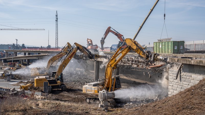 Brückenabriss-Arbeiten an der A9 bei Bayreuth | Bild: NEWS5 / Ferdinand Merzbach Brückenabriss-Arbeiten an der A9 bei Bayreuth
