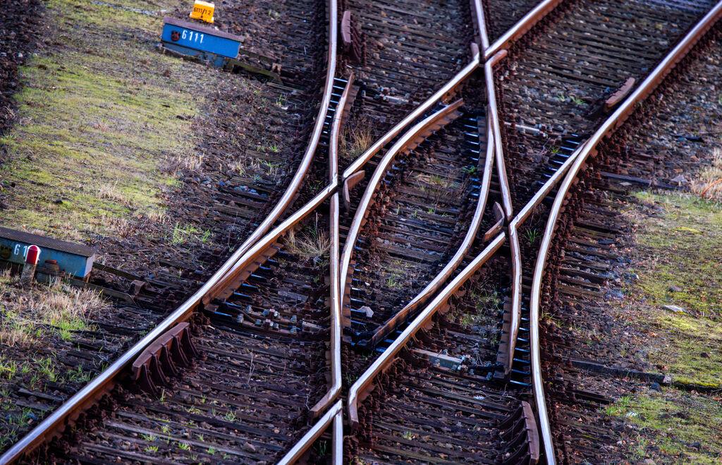 25.01.2024, Mecklenburg-Vorpommern, Wismar: Ein Gleiskreuz ist im Rangierbahnhof am Seehafen zu sehen. Die Gewerkschaft Deutscher Lokomotivführer (GDL) hat zu einem weiteren mehrtägigen Streik bei der Deutschen Bahn aufgerufen. Es ist der vierte und mit Abstand längste Arbeitskampf im laufenden Tarifstreit bei der Deutschen Bahn. Foto: Jens Büttner/dpa +++ dpa-Bildfunk +++