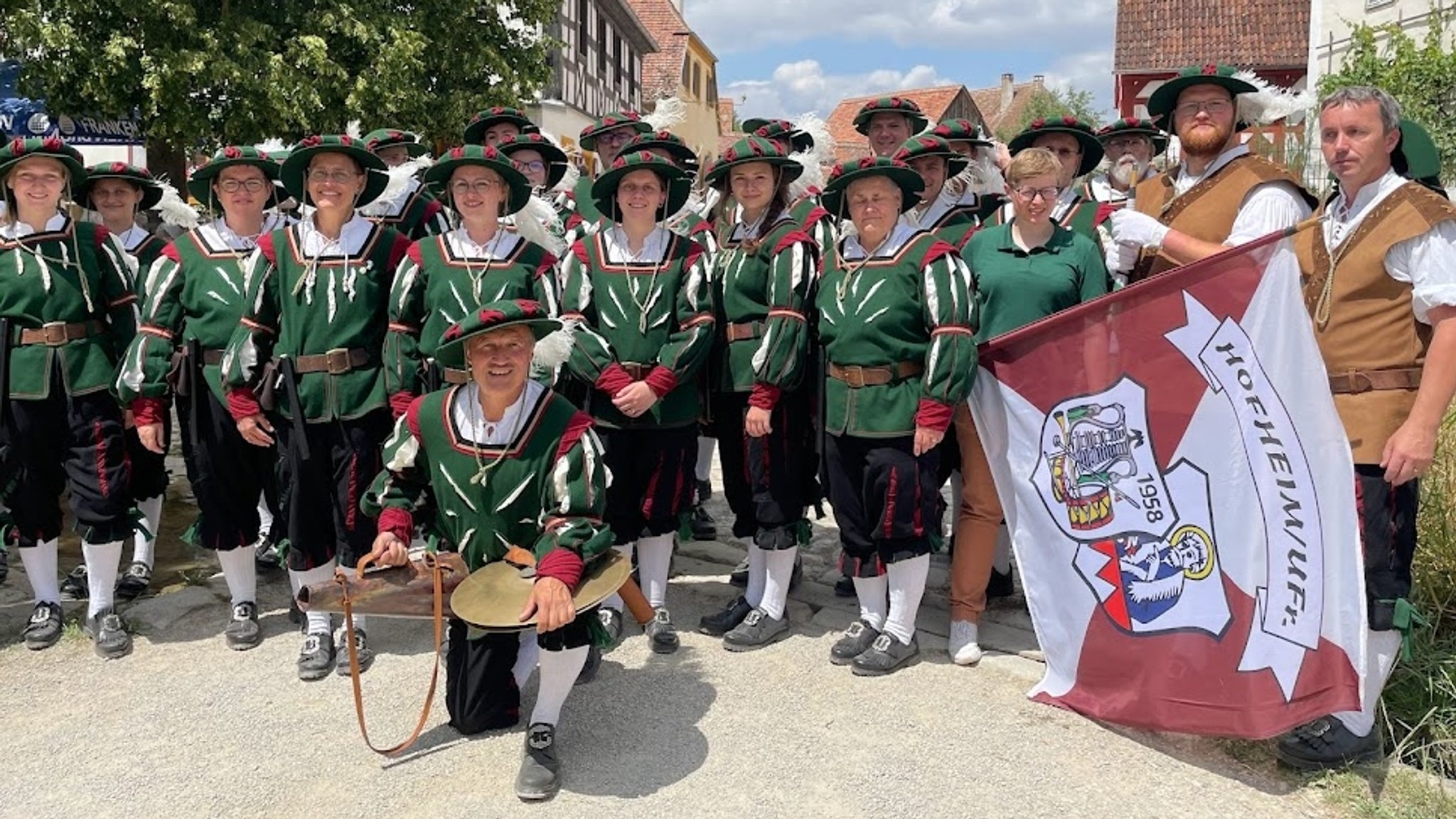 Der Fanfaren- und Spielmannszug Hofheim im Landkreis Haßberge hat sich für die Deutsche Meisterschaft der Spielleutemusik qualifiziert. Die findet Ende Mai in Ulm statt. Gut 50 Musiker und Musikerinnen gehören zum Ensemble - gegründet vor 65 Jahren.