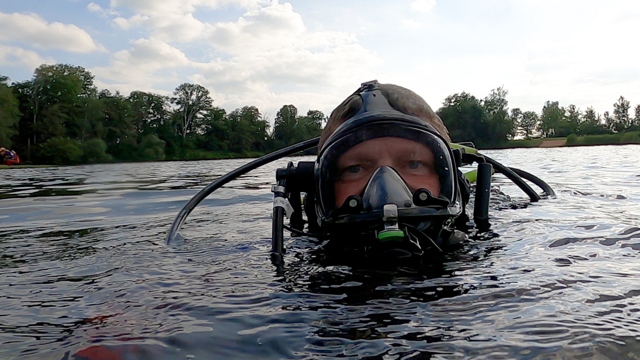 Rettungstaucher Sven Oster im Einsatz.