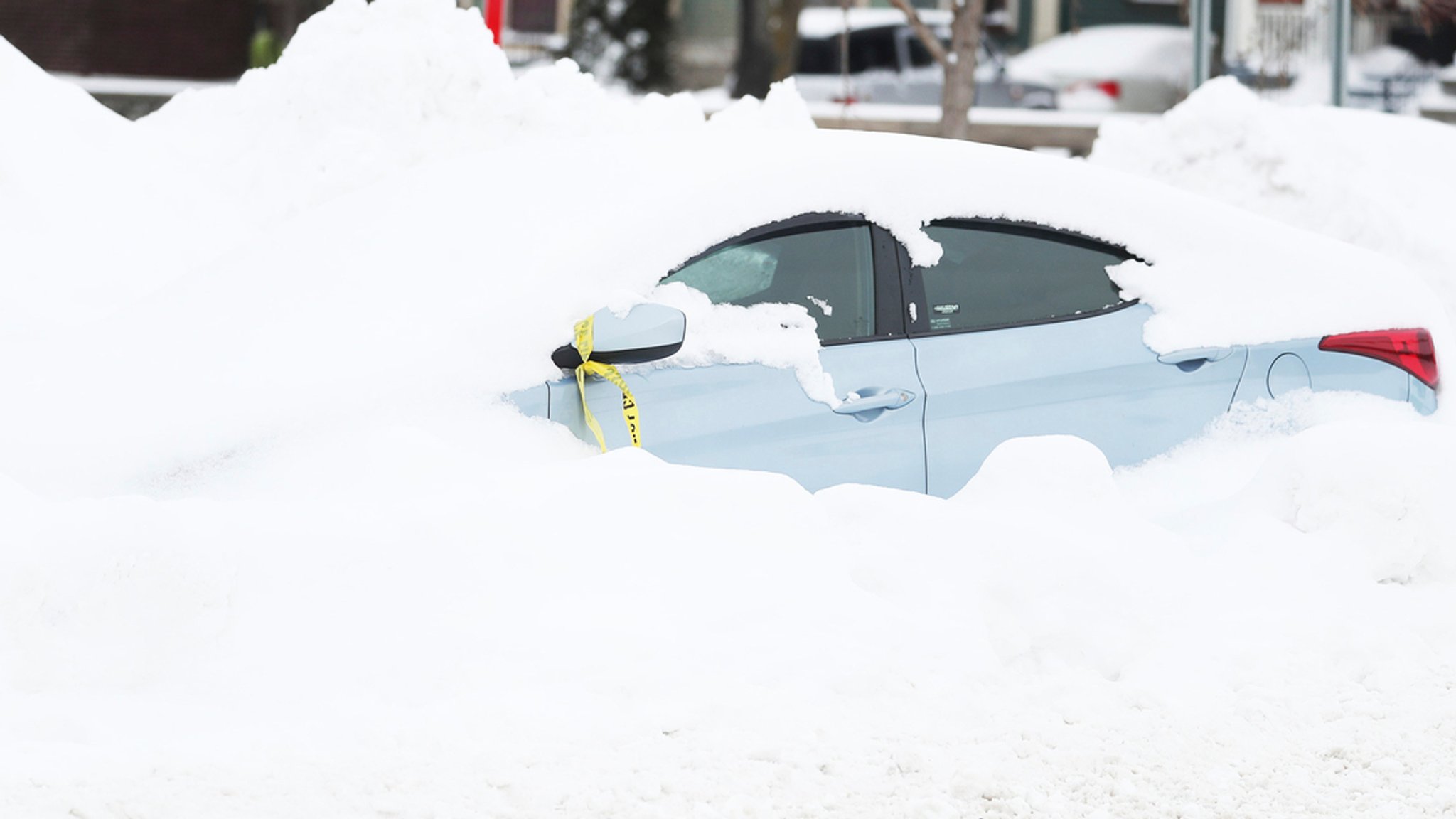 Ein Auto versinkt im Schnee.