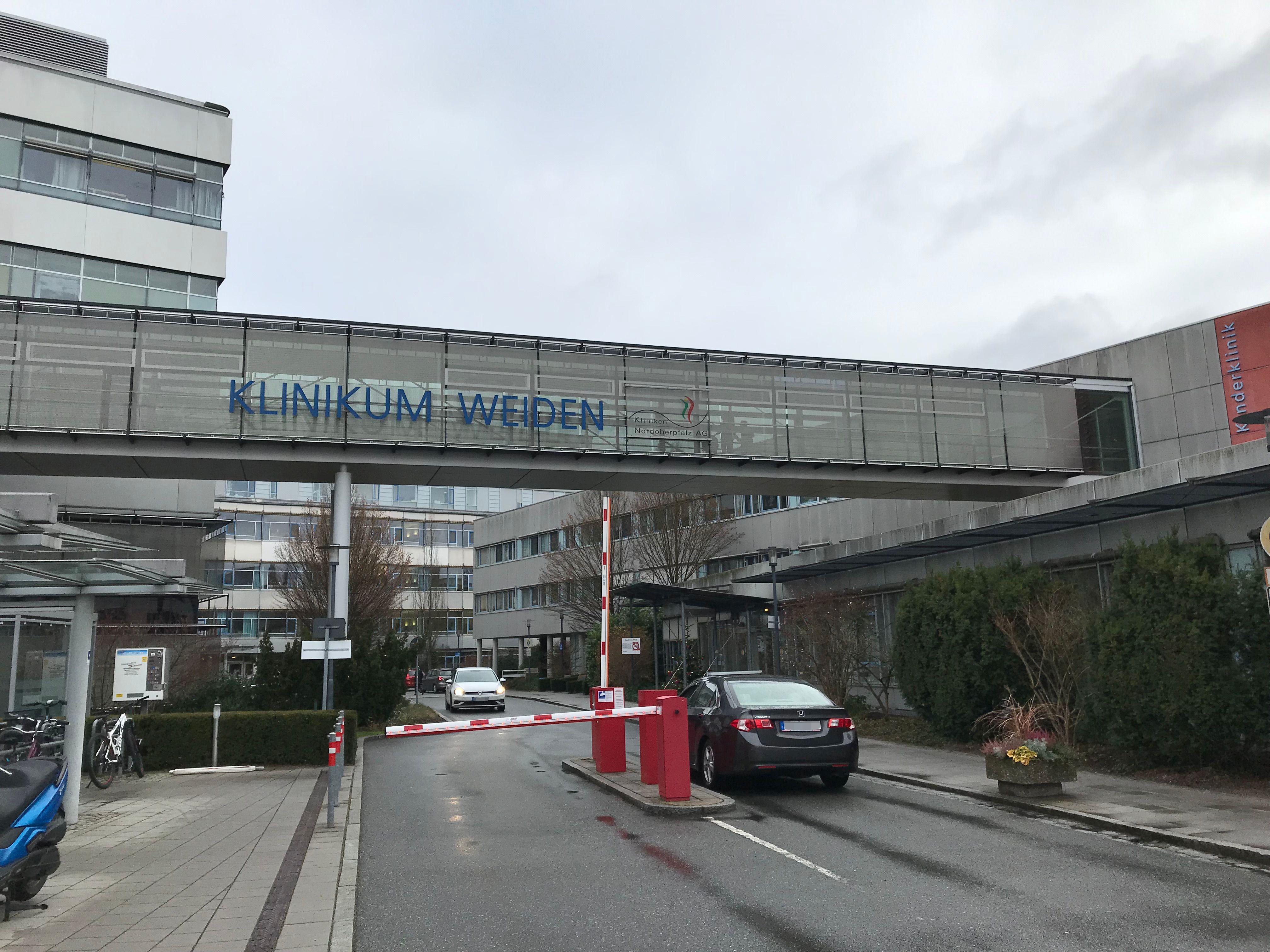 Einfahrt mit Schranken zum Klinikum Weiden.