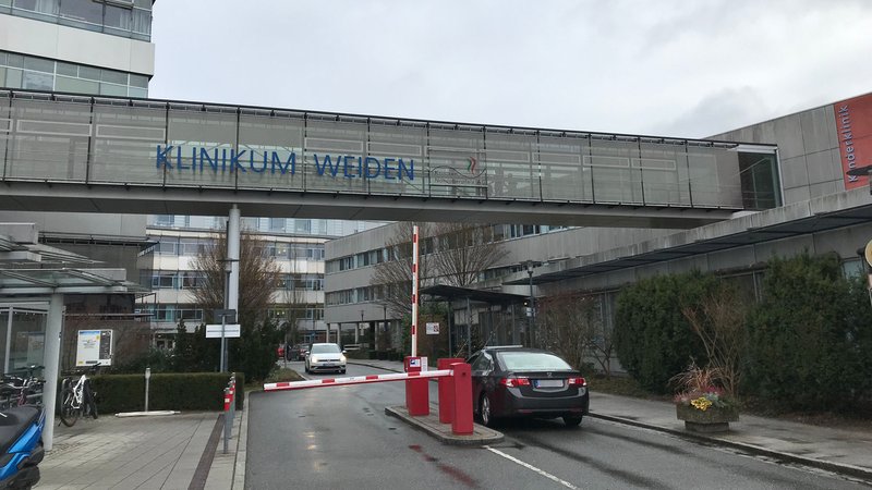 Einfahrt mit Schranken zum Klinikum Weiden. | Bild: BR/Margit Ringer Einfahrt mit Schranken zum Klinikum Weiden.