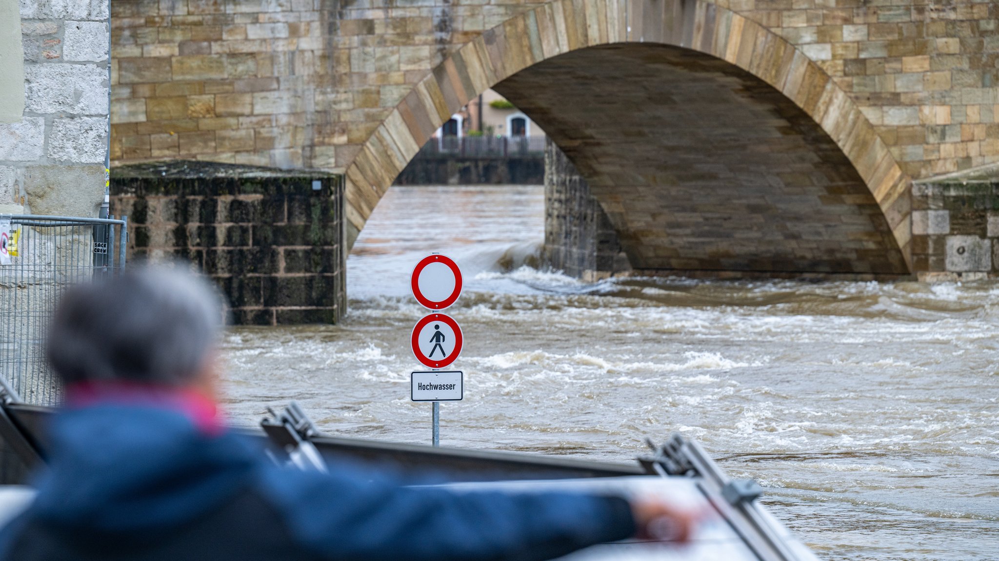 Hochwasser an der Steinernen Brücke in Regensburg (Aufnahme vom 21.11.2023)