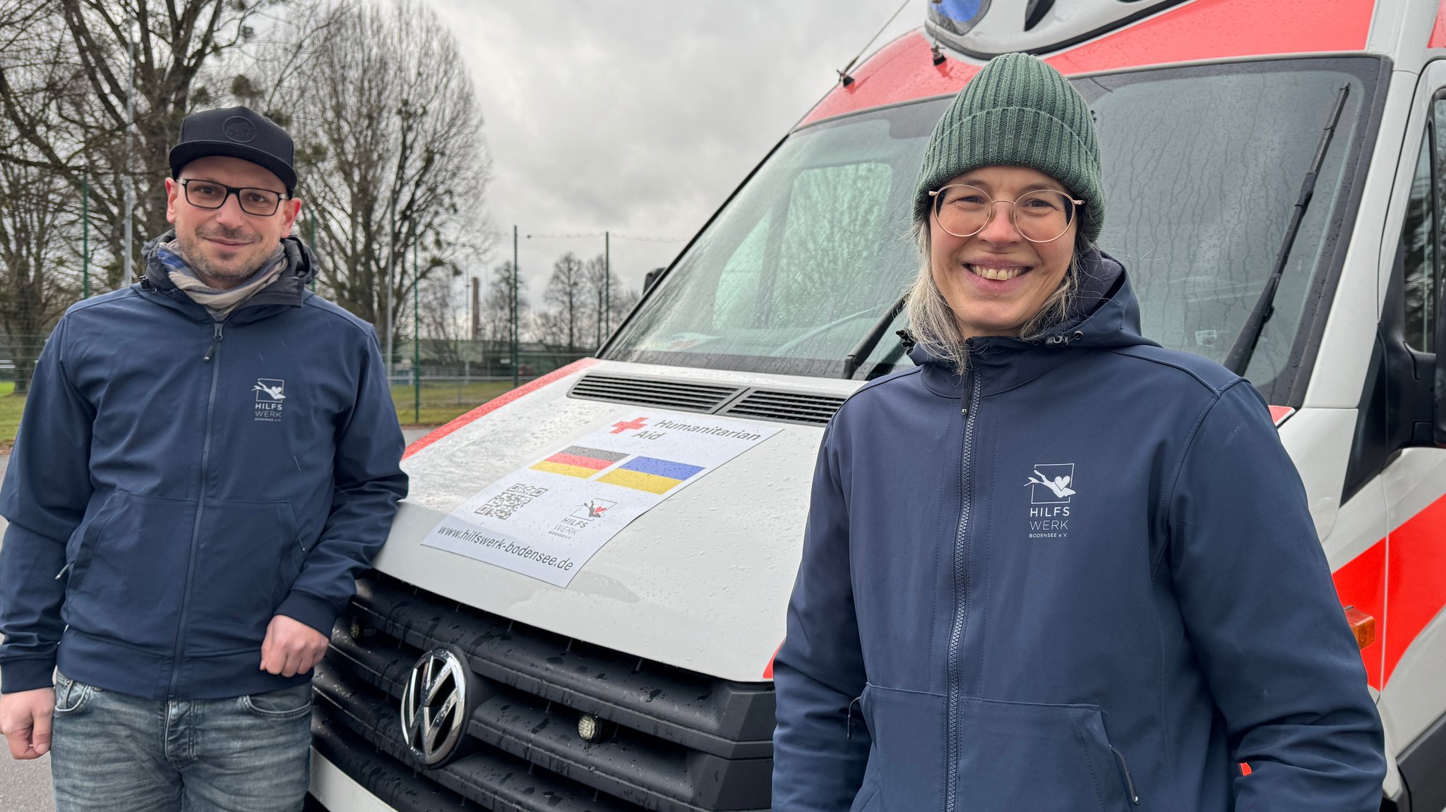 Aurel Sommerlad, Vorsitzender "Hilfswerk Bodensee e.V." und Maren Riekmann, vor dem Rettungswagen mit medizinischen Hilfsgütern aus Lindau. 