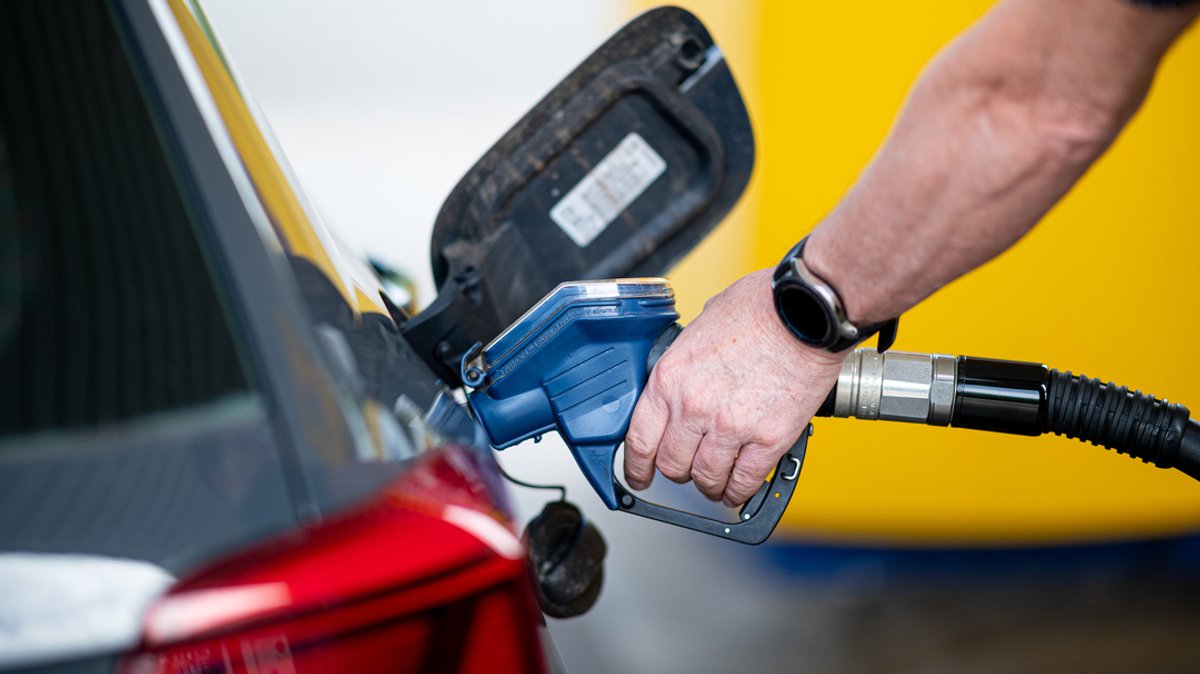 Ein Mann betankt an einer Tankstelle sein Auto (Symbolbild)