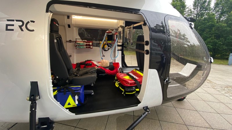 Kabine des "eResCopter" mit Platz für Pilot, Patient und Arzt