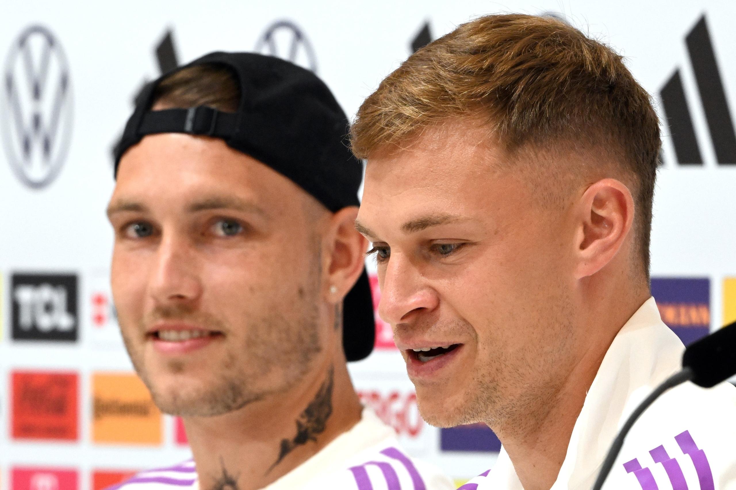 01.07.2024, Bayern, Herzogenaurach: Fußball, EM, Nationalmannschaft, Pressekonferenz. Deutschlands David Raum (l) und Deutschlands Joshua Kimmich beantworten die Fragen der Journalisten. 