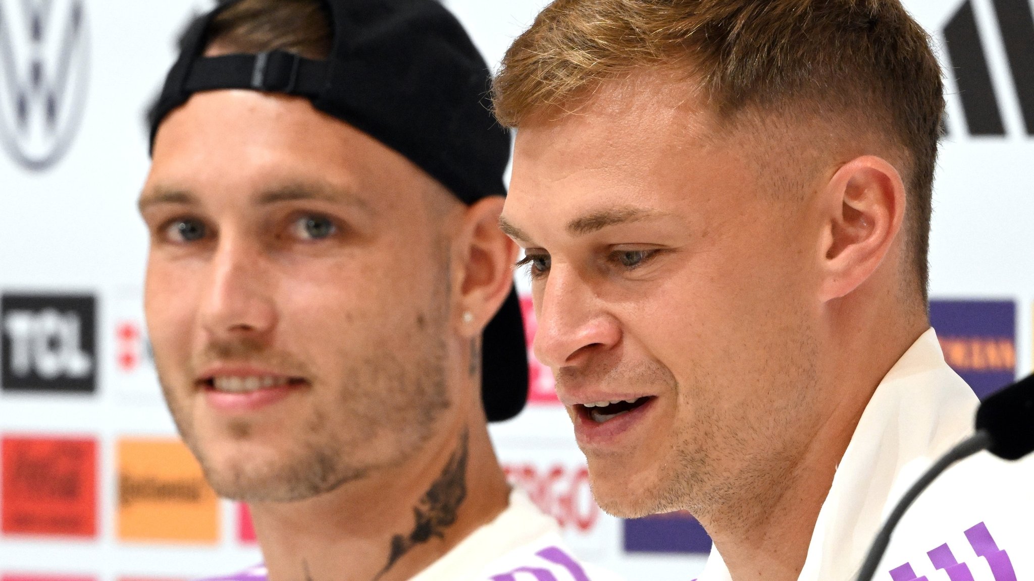 01.07.2024, Bayern, Herzogenaurach: Fußball, EM, Nationalmannschaft, Pressekonferenz. Deutschlands David Raum (l) und Deutschlands Joshua Kimmich beantworten die Fragen der Journalisten. 