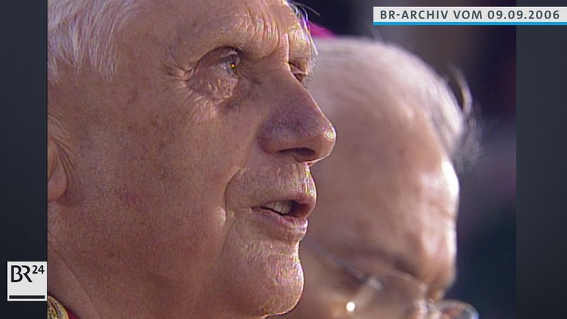 Gesicht von Papst Benedikt XVI., sehr nah, Profil von rechts