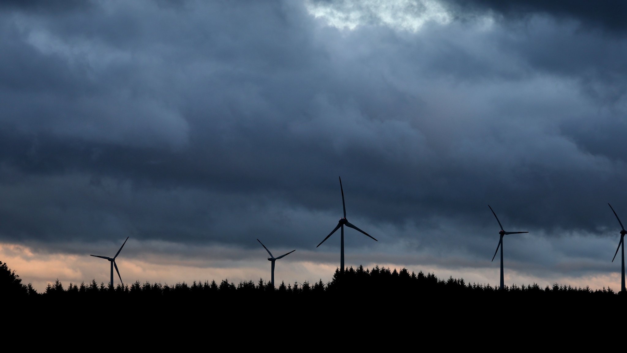 Windräder in der Dämmerung ( Symbolbild) | Bild: Karl Josef Hillenbrand - dpa Bildfunk Windräder in der Dämmerung ( Symbolbild)