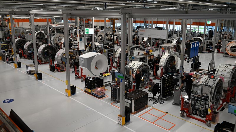 Regionale Standortpolitik hat in Bayern Erfolg: Siemens Healthineers Werk in Forchheim | Bild: picture alliance / CTK | Jaromir Mrhal Regionale Standortpolitik hat in Bayern Erfolg: Siemens Healthineers Werk in Forchheim