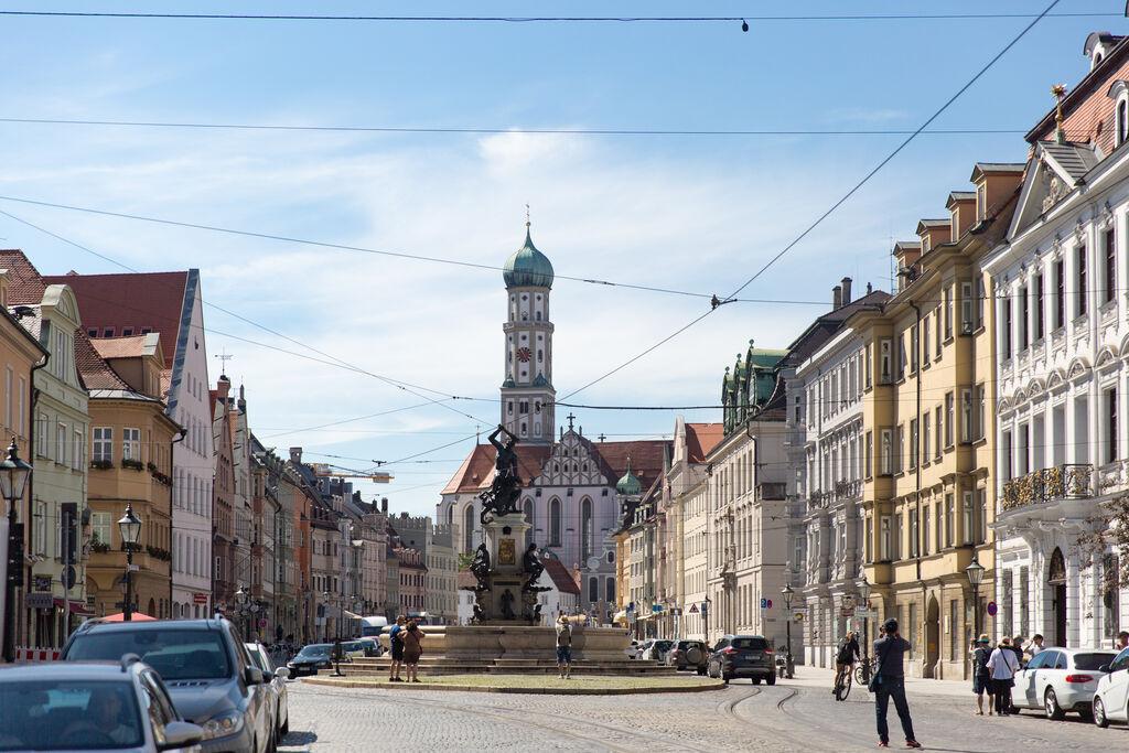 Der Herkulesbrunnen in der Maximilianstraße in Augsburg