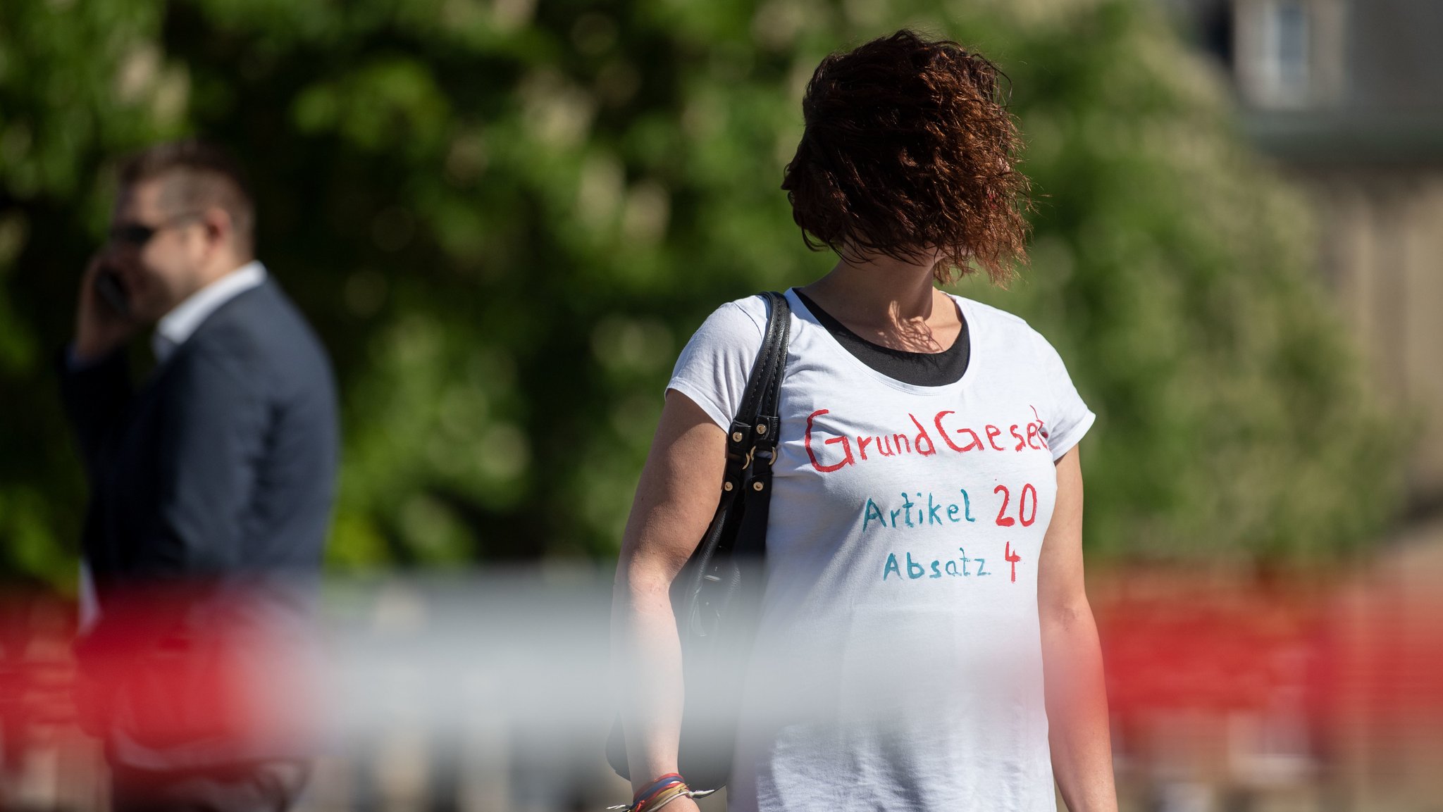 Frau mit T-Shirt und der Aufschrift Grundgesetz Artikel 20, Absatz 4