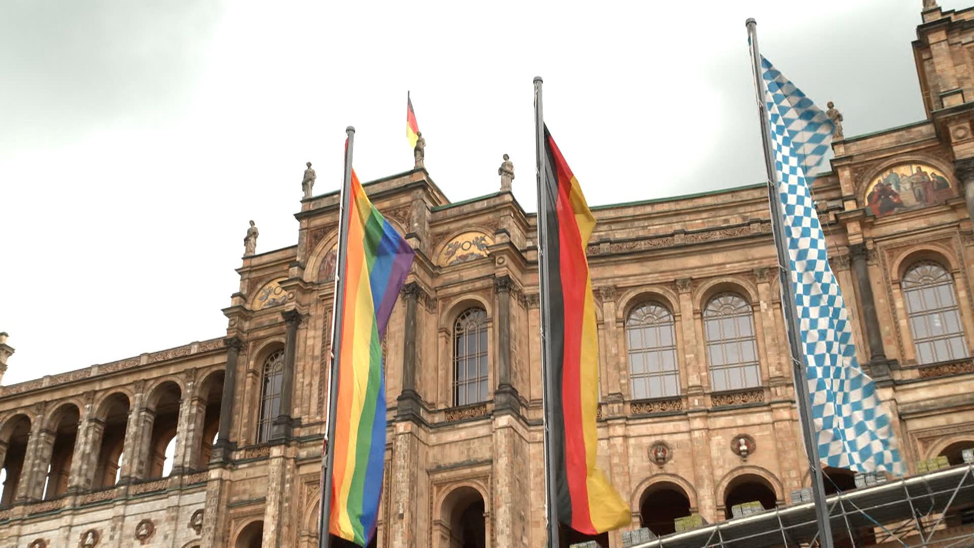 CSD - Regenbogenfahne am Landtag