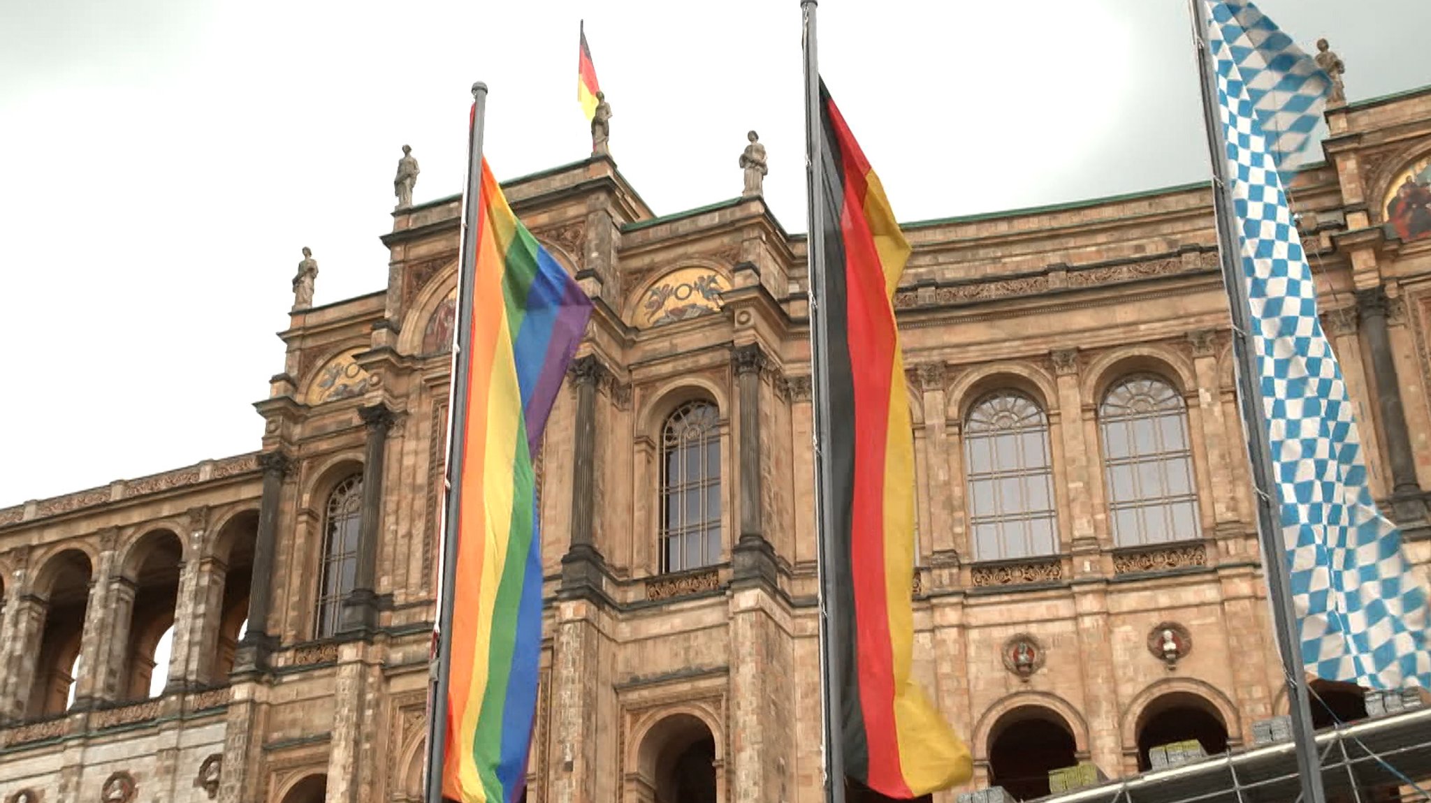 CSD - Regenbogenfahne am Landtag
