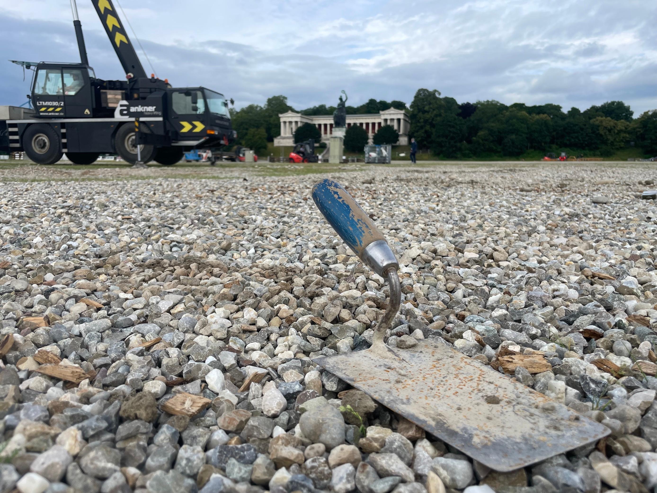 Zu sehen sind die Bauarbeiten auf der Theresienwies e