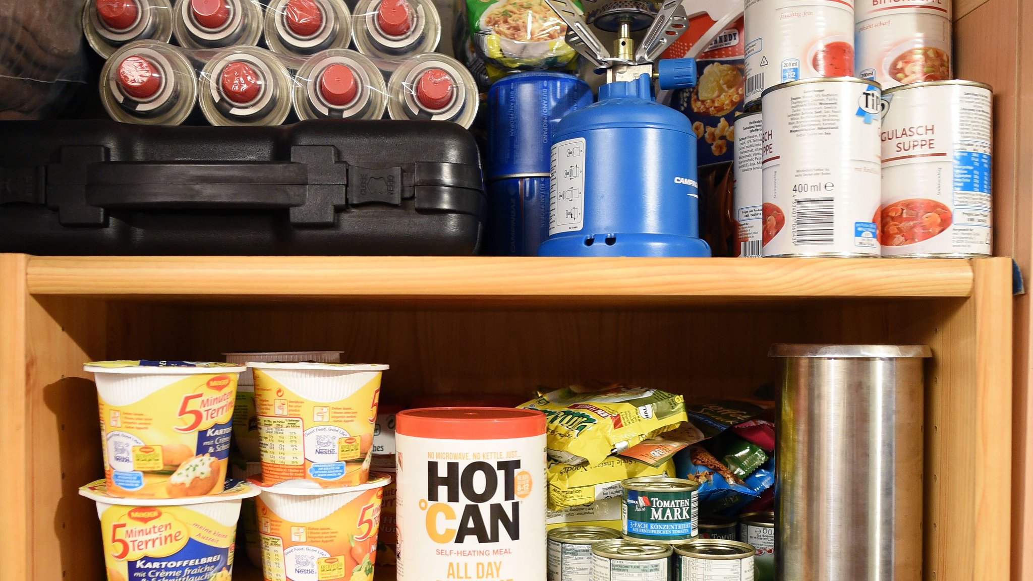 Prepper-Vorräte: Gasflaschen, Lebensmittel und Wasserreinigungs-Equipment - hier in einem Regal (Symbolbild) | Bild: picture alliance / dpa | Henning Kaiser Prepper-Vorräte: Gasflaschen, Lebensmittel und Wasserreinigungs-Equipment - hier in einem Regal (Symbolbild)