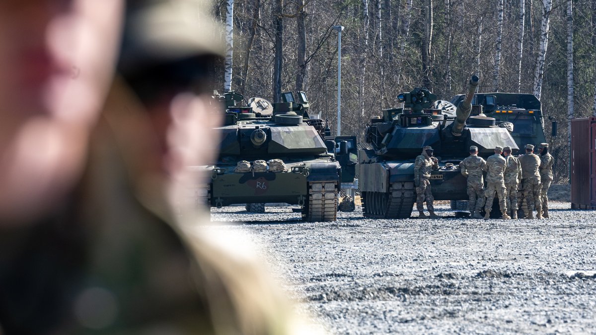 Panzer der US-Streitkräfte stehen auf dem Gelände des Truppenübungsplatzes Grafenwöhr