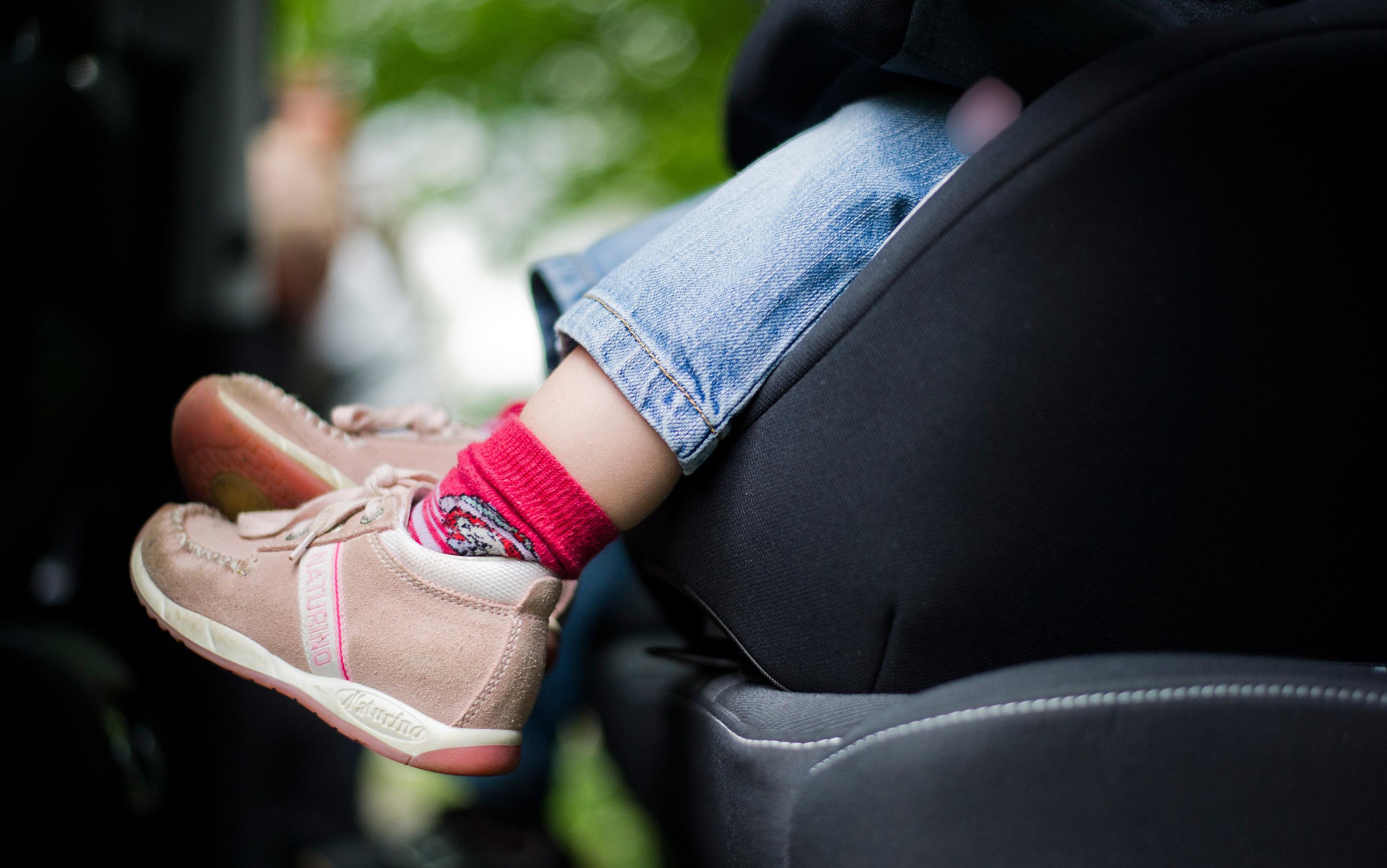 Symbolbild: Ein Kind sitzt in einem Kindersitz im Auto.
