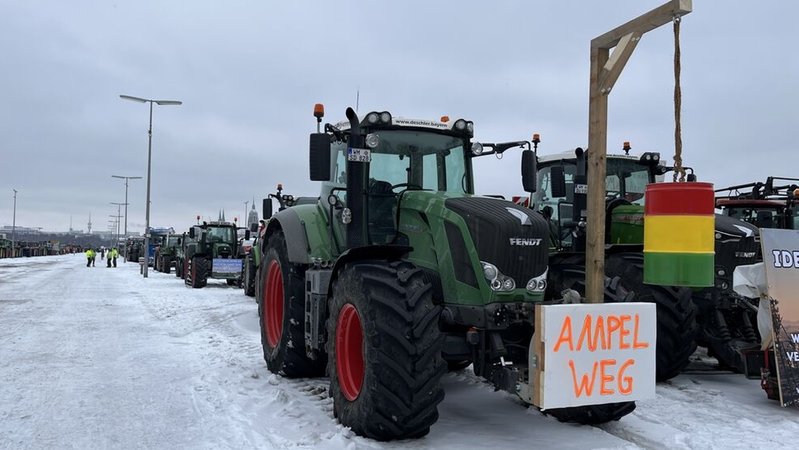 08.01.2024, München - Bauern in ganz Deutschland protestieren derzeit gegen den Abbau von Subventionen in der Landwirtschaft.