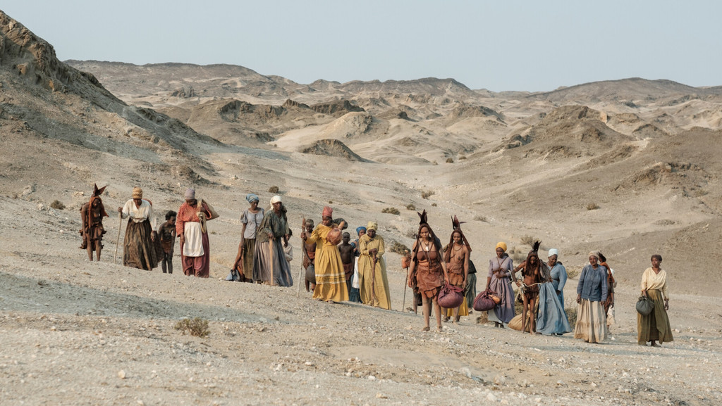 Szene aus Kraumes Film: Eine Gruppe Ovaherero-Frauen wird von der "Deutschen Schutztruppe" in die Wüste getrieben 