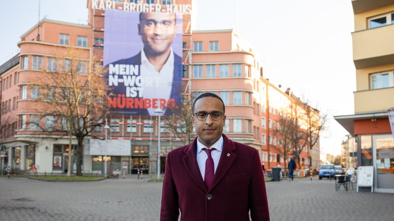 Ein riesiges Plakat des Nürnberger Oberbürgermeister-Kandidaten Nasser Ahmed sorgt für Aufregung | Bild: News5 Ein riesiges Plakat des Nürnberger Oberbürgermeister-Kandidaten Nasser Ahmed sorgt für Aufregung