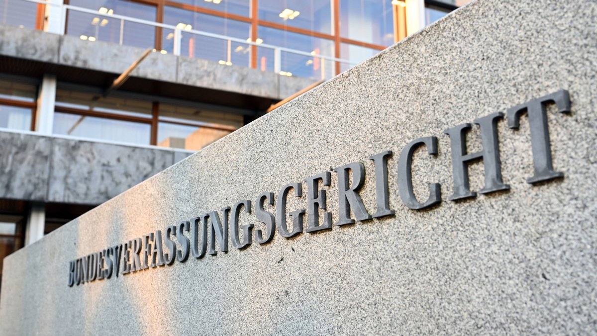 Abstimmung über Schuldenpaket: Karlsruhe weist Eilanträge ab