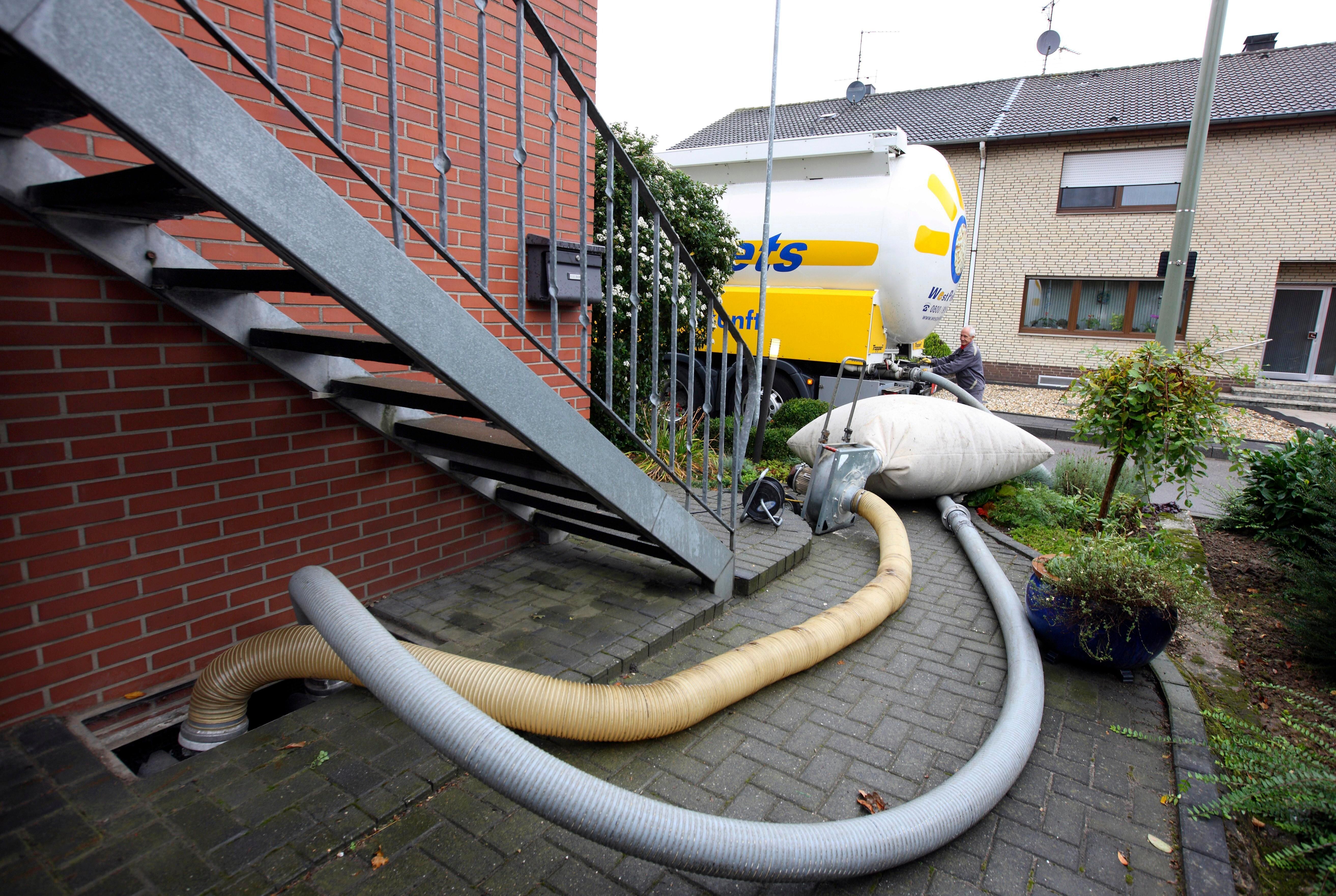 Anlieferung von Holzpellets zum Heizen bei einem Privathaus.