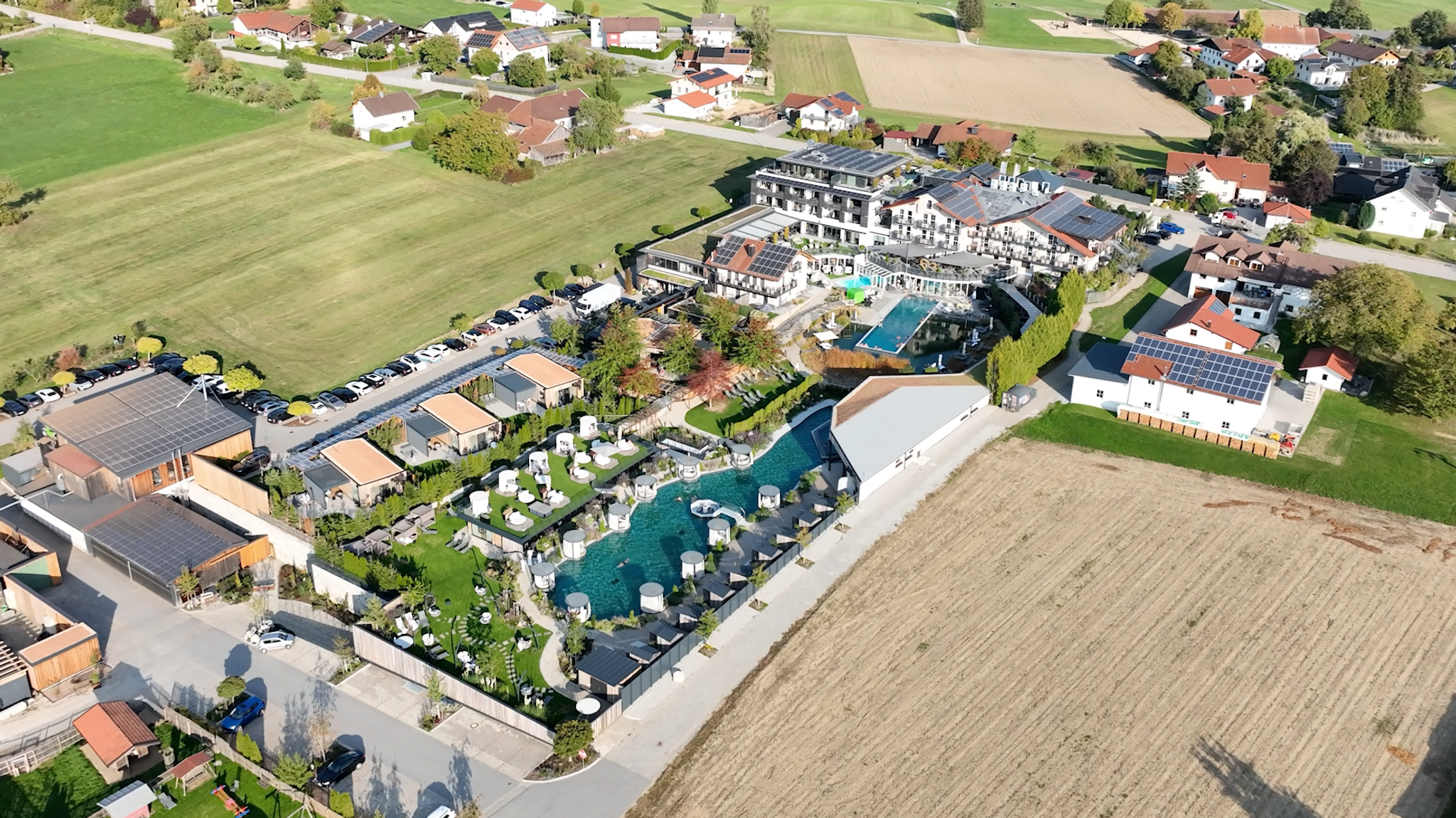 Luftbild der Hotelanlage mit Pool | Bild: BR Luftbild der Hotelanlage mit Pool