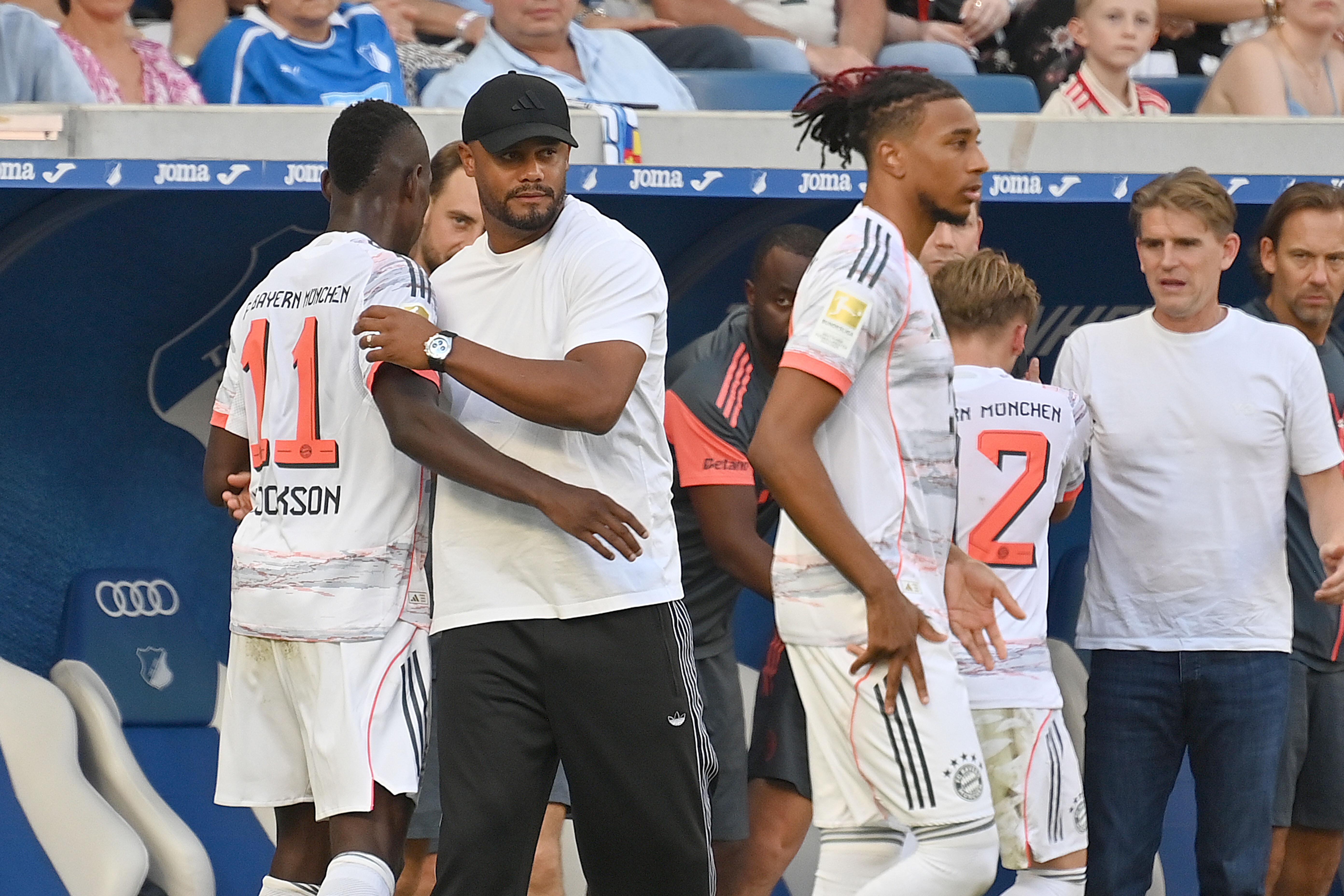 Trainer Vincent Kompany bei einer Auswechslung