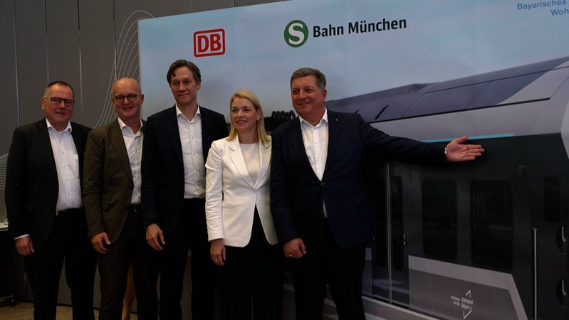 Bayerns Verkehrsminister Christian Bernreiter (r.) und Bahn-Vorständin Evelyn Palla stellen die neue S-Bahn vor.
