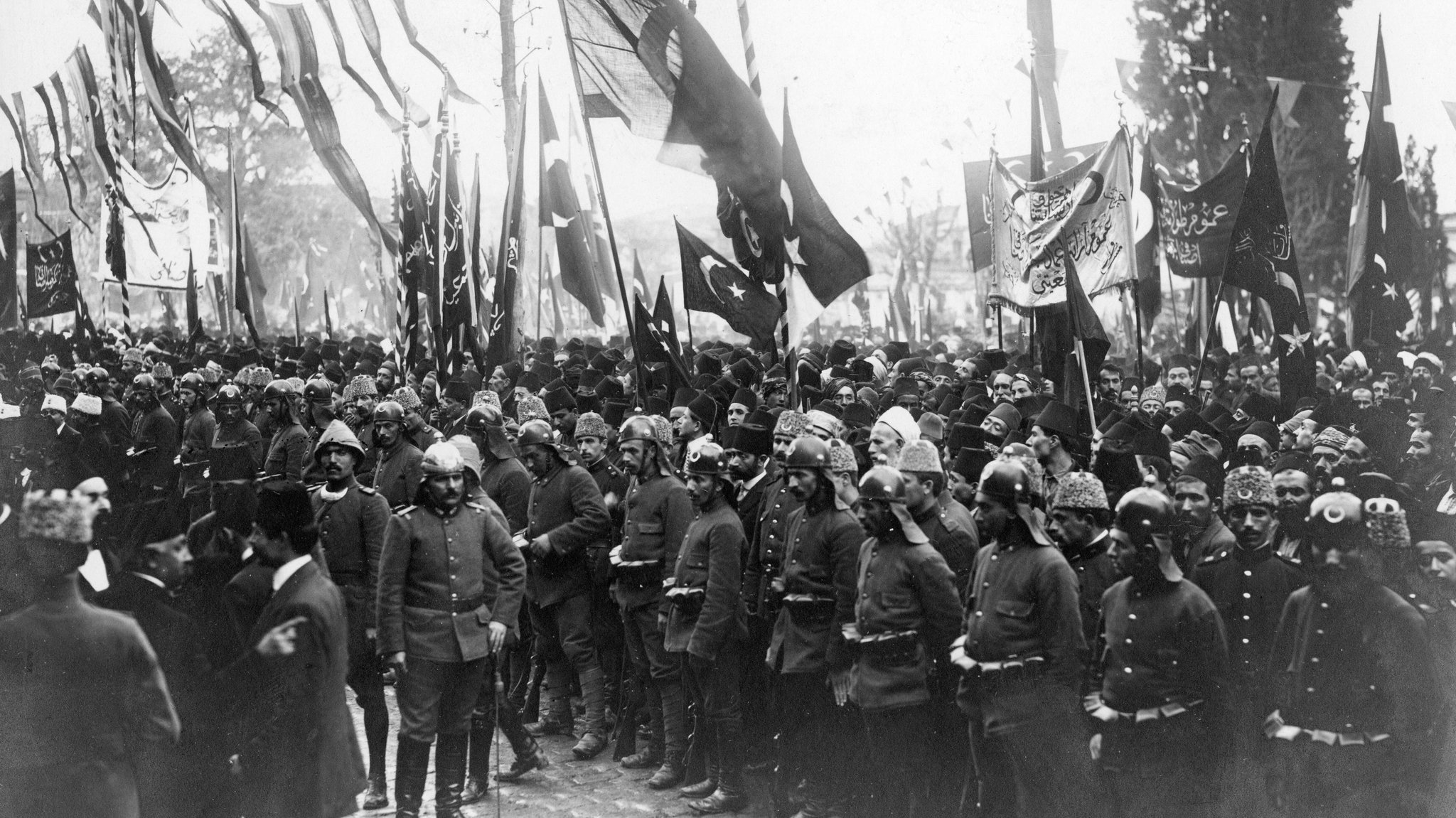Massenversammlung vor der Fatih Moschee anlässlich der Verlesung der Fatwa. Die Feierlichkeiten wurden anlässlich der Verkündigung des heiligen Krieges durch das Osmanische Reich inszeniert. (Aufnahmedatum: 14.11.1914)