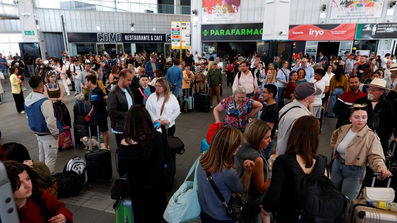 Reisende im Bahnhof von Valencia | Bild: REUTERS/Eva Manez Reisende im Bahnhof von Valencia
