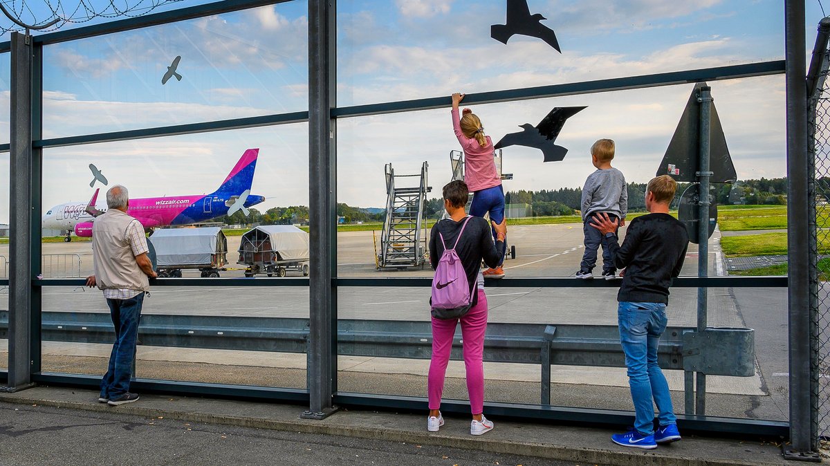 Symbolbild: Eltern mit Kindern am Flughafen Memmingen
