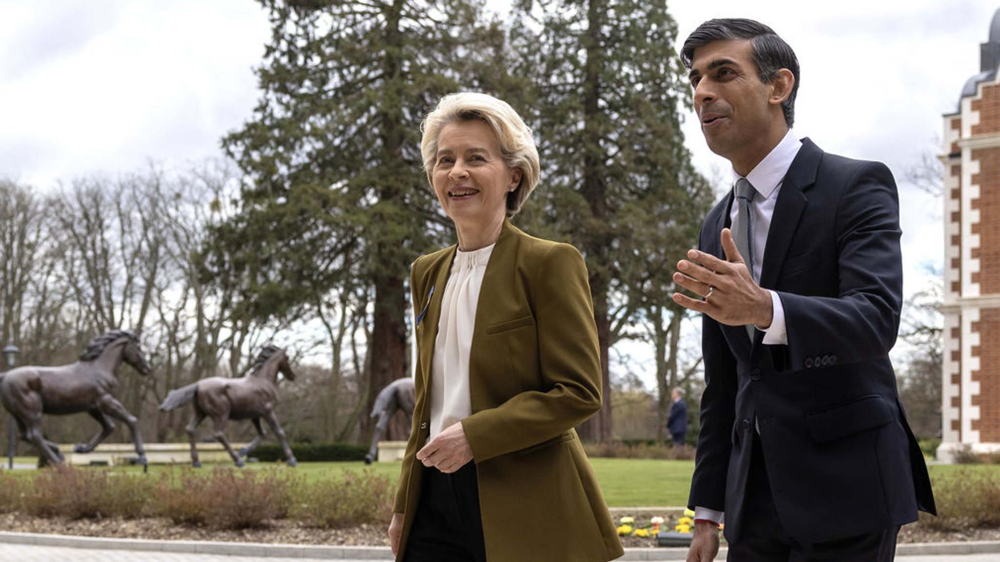 27.02.2023, Großbritannien, Windsor: Rishi Sunak (r), Premierminister von Großbritannien, begrüßt Ursula von der Leyen, Präsidentin der Europäischen Kommission, im Fairmont Windsor Park Hotel. Die EU-Kommissionspräsidentin und der britische Premierminister wollen an diesem Montag den Schlussstein an die Verhandlungen über die Brexit-Regeln für Nordirland setzen. Foto: Dan Kitwood/PA Wire/dpa +++ dpa-Bildfunk +++