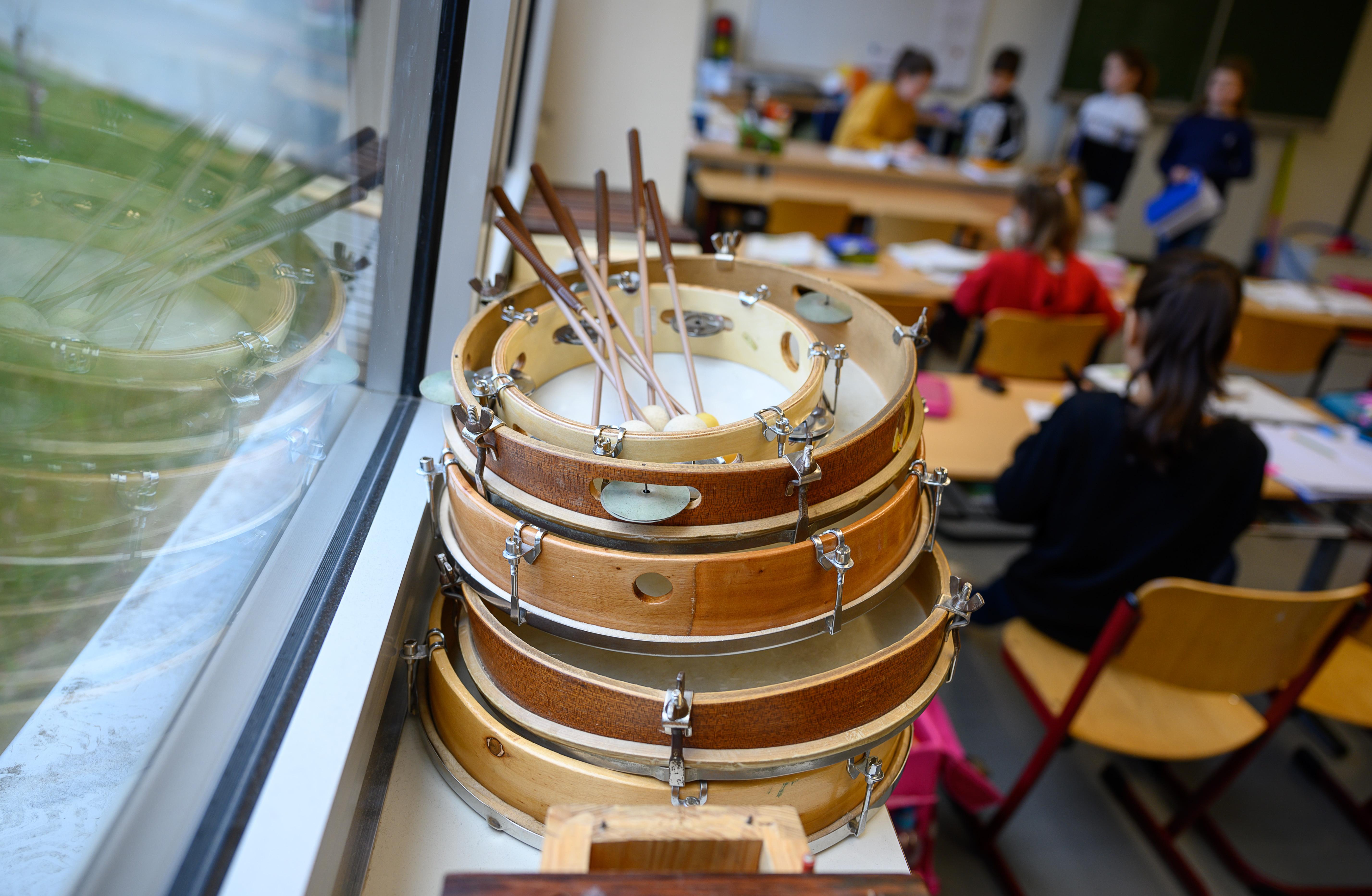 Tamburine liegen in einer Grundschule (Symbolbild).