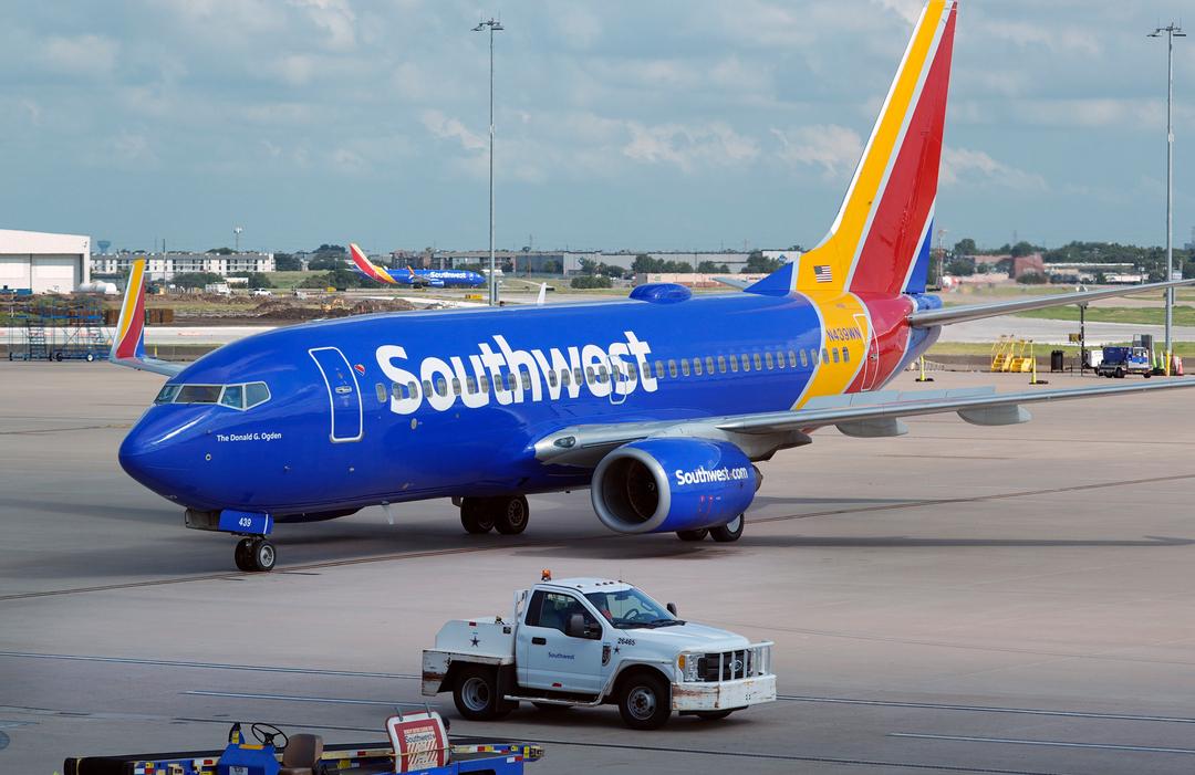 Ein Flugzeug der Southwest Airlines bewegt sich in Dallas (USA) zum Abflug (Symbol- und Archivbild)