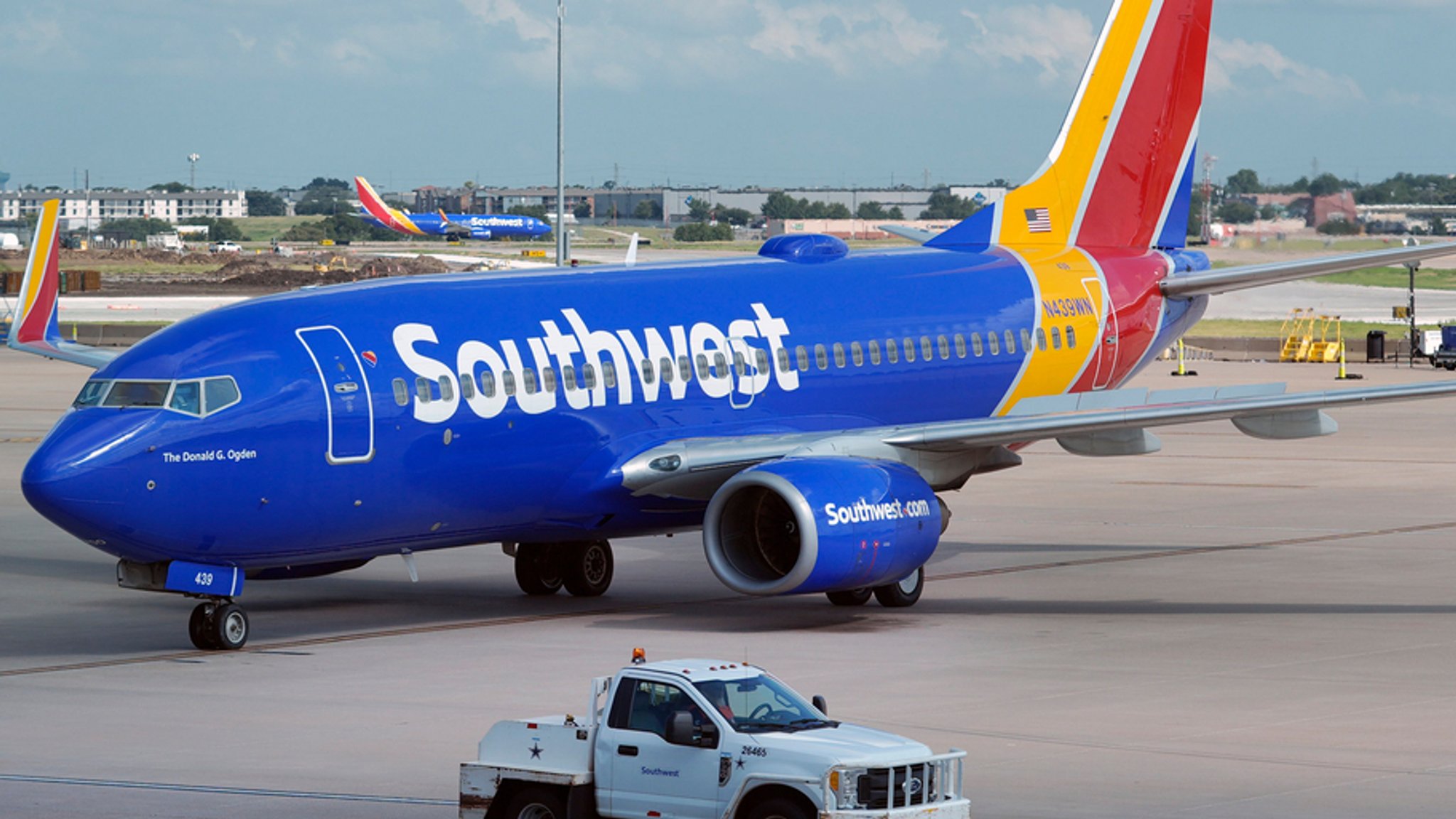 Ein Flugzeug der Southwest Airlines bewegt sich in Dallas (USA) zum Abflug (Symbol- und Archivbild)