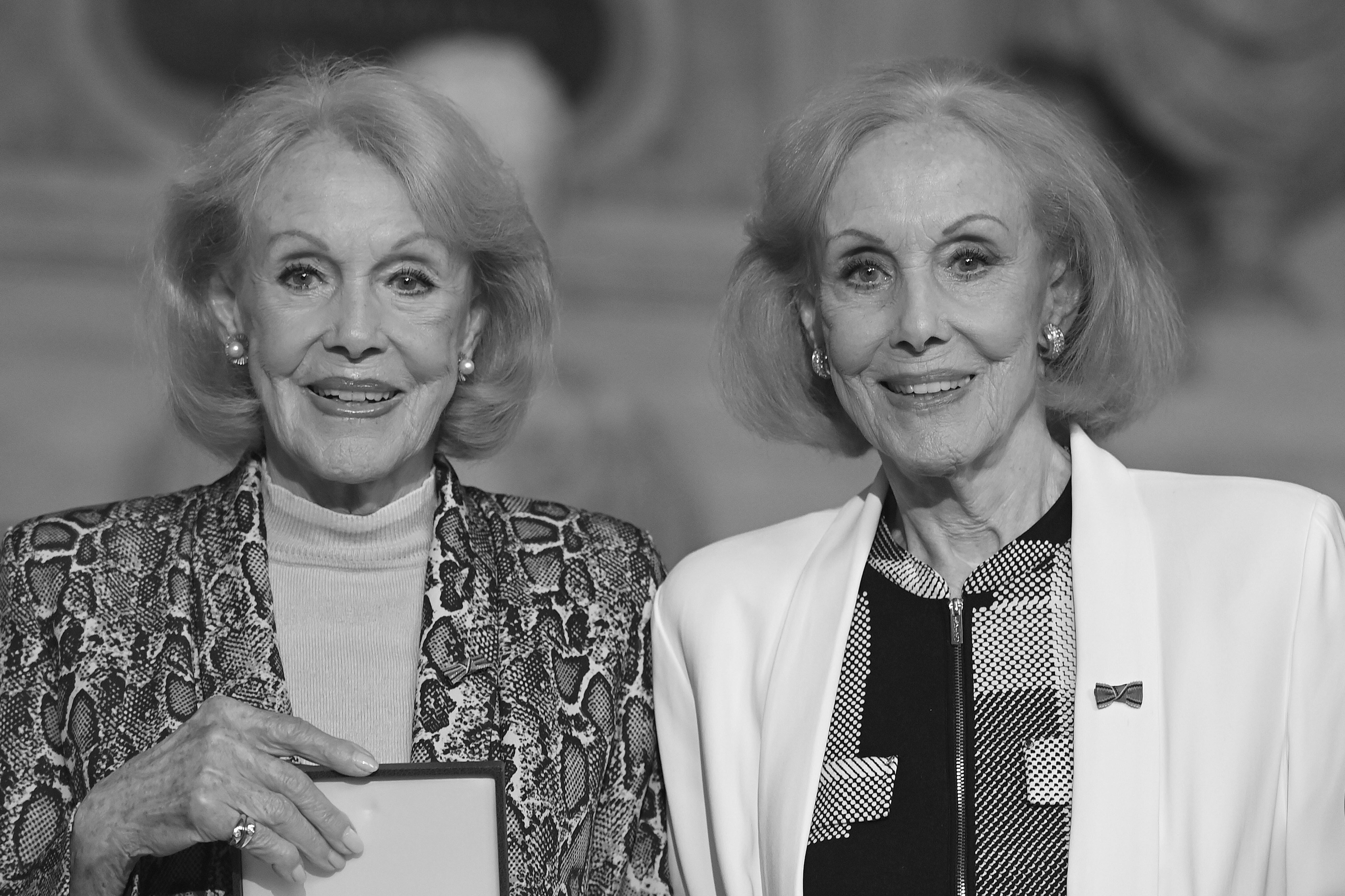 Alice und Ellen Kessler, bekannt als Kessler-Zwillinge, stehen bei der Verleihung des Bayerischen Verdienstordens mit ihren Auszeichnungen zusammen. (Archivbild: 9.7.2025)