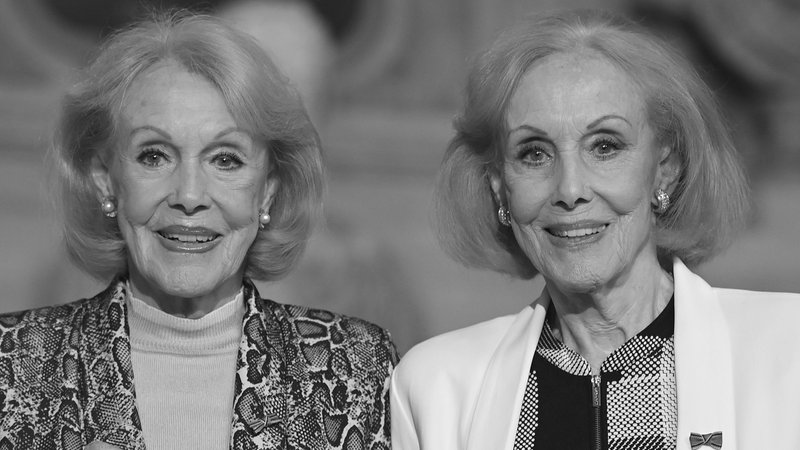 Alice und Ellen Kessler, bekannt als Kessler-Zwillinge, stehen bei der Verleihung des Bayerischen Verdienstordens mit ihren Auszeichnungen zusammen. (Archivbild: 9.7.2025) | Bild: picture alliance / SvenSimon | Frank Hoermann/SVEN SIMON Alice und Ellen Kessler, bekannt als Kessler-Zwillinge, stehen bei der Verleihung des Bayerischen Verdienstordens mit ihren Auszeichnungen zusammen. (Archivbild: 9.7.2025)